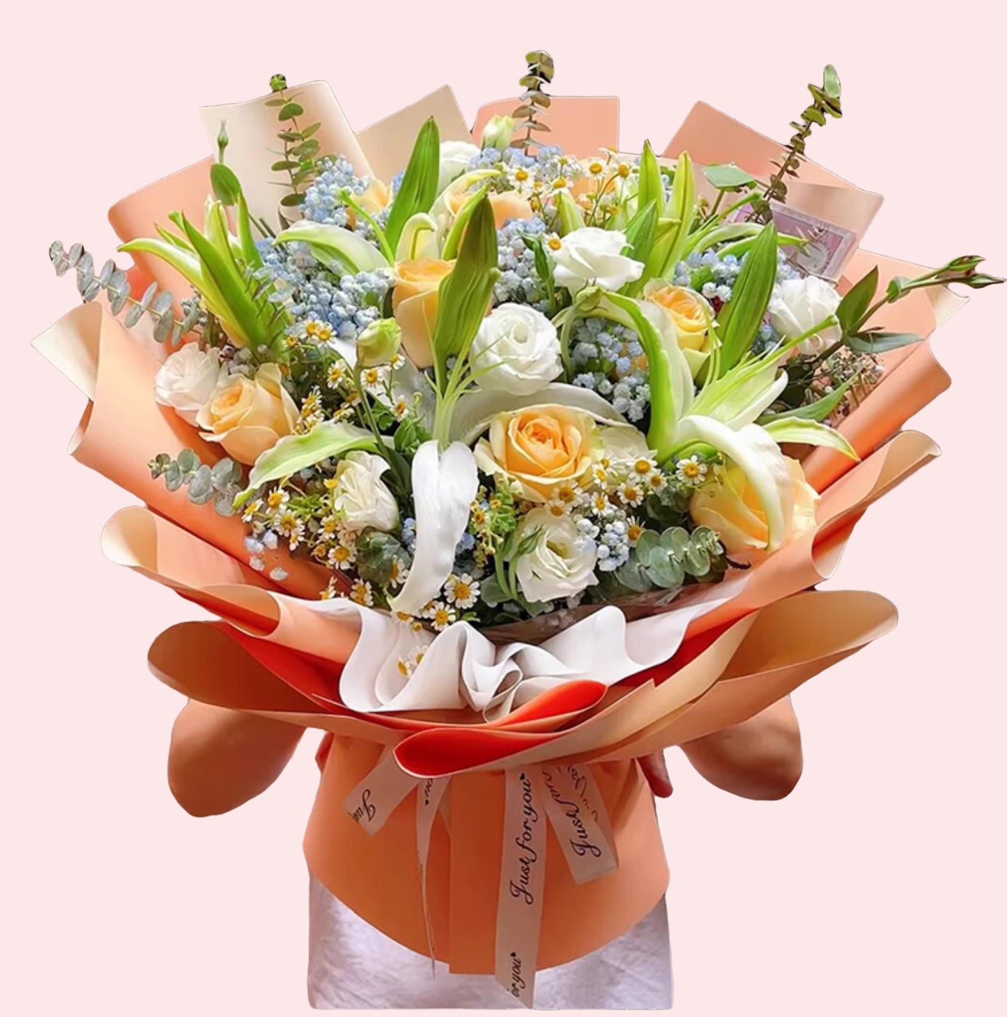 11朵香檳玫瑰,8朵百合花,配白色桔梗,滿天星,洋甘菊