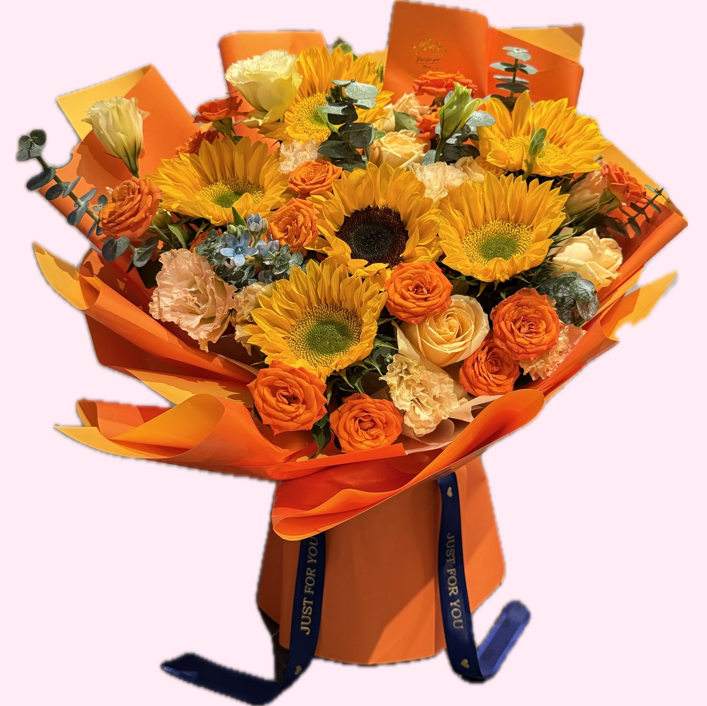 六支向日葵,香檳玫瑰, 橙色多頭玫瑰,粉色桔梗,配藍星花,尤加利葉花束